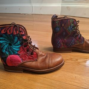 Teysha Peace boots (US W size 8)